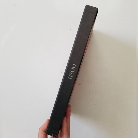 Jisoo's 1st Single Album, "ME" (Black Photobook vers) - Picture 6 of 16